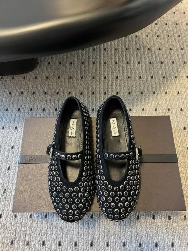独家新品 Alaia 25 走秀款平底钻面芭蕾舞鞋 兜兜转转还得是Alaia 极致的舒适和百搭 交叉带的设计有种芭蕾舞的感觉 章小蕙同款 甜酷芭蕾风 人气超高的