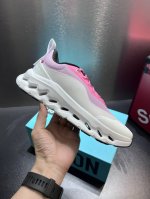 Loewe 罗意威 X On 昂跑全新合作系列 时尚，品牌与瑞士高性能运动品牌on携手打造的此系列作品专为城市与户外生活而设，充分彰显蕴含可持续理念的科技品质。