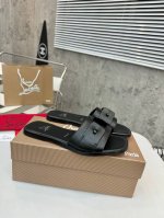 真皮底 橡胶底 顶级版本 代购级③个颜色供选择。今年重磅推出 Christian Louboutin Cl 标识设计 红底鞋最新走秀款 简称Cl 红底鞋今年T台