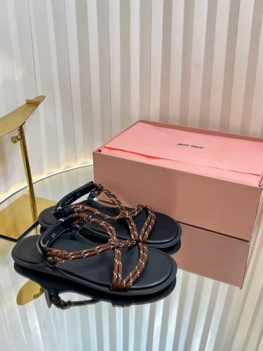 Miumiu 缪缪25Cc麻绳编织性感凉鞋 全球最火夹趾凉鞋 出现在各大时装杂志封面 各路明星 小红书博主着用 搭配长裙 热裤的不二选择 闭眼入都是不会后悔 Z