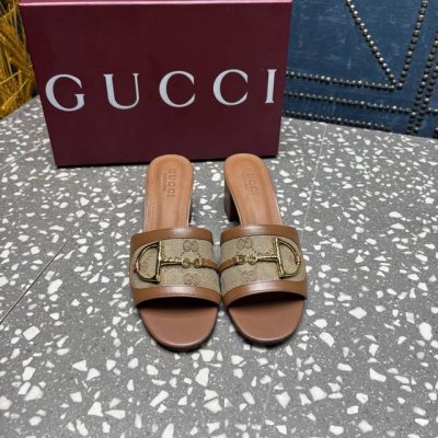gucci最新D字马衔扣拖凉鞋 专柜同步 顶级版本、原版1:1复制 ①鞋面：羊皮 老花G帆布 ②内里 垫脚：全粒小羊皮 ③鞋底：真皮大底 ④跟高：5.5Cm ⑤