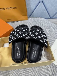 lv 路易威登 顶级代购货，最高版本 专柜新款 压花Logo情侣款 拖鞋糖果色系列， 爆款拖鞋，上脚很美。 购入正品原版 魔术贴方便调大小 正品级顶级货版本！