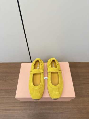 Miumiu 25Ss 早春新品玛丽珍芭蕾舞跳舞鞋 秀场工艺来自Miu Miu系列的细节特写 新季的潮流要素 与此刻挚爱的概念，玛丽珍芭蕾舞传达现代风格~ 怎么
