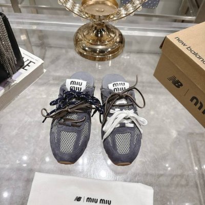 出厂 New Balancemiu Miu 联名半拖 这双被封为 富婆快乐鞋 的联名款包头拖鞋从设计到质感 从穿搭到氛围感 通通在线联名款延续了Miumiu的