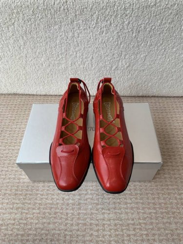 春霞新款27Quai 25Ss 走秀款德训 拳击鞋 休闲鞋 设计理念源于拳击鞋和芭蕾舞鞋两者的结合，动感而柔美～体现了纯正的运动元素和混合的魅力 从柔和的粉彩到