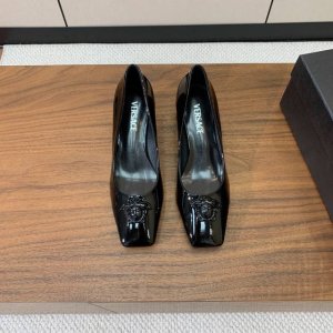 Versace 粗跟单鞋 很浓郁的意式风格 鞋面漆皮 羊皮内里及垫脚 真皮大底 码数 36-41 40 41定制不退换 批