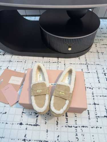 miumiu缪缪 24ss秋冬新款棉鞋毛毛单鞋 来自Miu Miu系列的细节特写 新季的潮流要素 豆豆鞋 复古时尚 简约高级 随意搭配 上脚非常舒适 与此刻挚爱