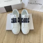 出厂 Valentino 华伦天奴顶级专柜 官网同步 独家首发 Valentino华伦天奴 情侣限定 专柜新配色 小红书热搜新款 同款明星穿搭 原版开模 代购版