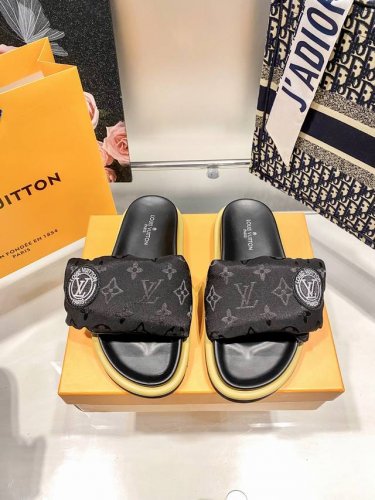 橙子出厂价p louis Vuitton 路易威登 Lv新配色 休闲魔术贴拖鞋 平底凉拖 情侣款 专柜同步更新 鞋面采用独一无二的驴家独特面料 面料轻盈透气 超