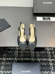 chane+L 经典Slingback 小香后空凉鞋 就像Coco香奈儿女士说的：流行稍纵即逝，但风格永存！这双后空鞋就是香家经典中的经典！双色搭配，简约精致，