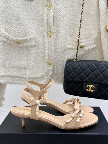 厂价 Chane*｜小香25C早春新品双C扣高跟凉鞋 香家的这款系列真的太美了 真的把女人的优雅知性气质表现的淋漓尽致！ 脚感舒适！上脚超级仙美又百搭！ 配一条