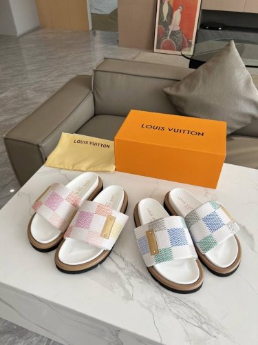 冲量价: Louis Vuitton路易威登春夏新款拖鞋火爆上市 1:1高级定制 秒杀一切仿品 原版开模Logo装饰 既时尚又美观 面料:进口压花牛皮 内里羊皮