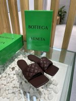 Bv 葆蝶家 新款新色菱格平底拖鞋18色入 Bv经典之作永不落伍 官网实体店一直更新 可见设计灵魂 经典一字拖设计 简约 得体 鬼才设计师惊世骇俗之作 小小菱格