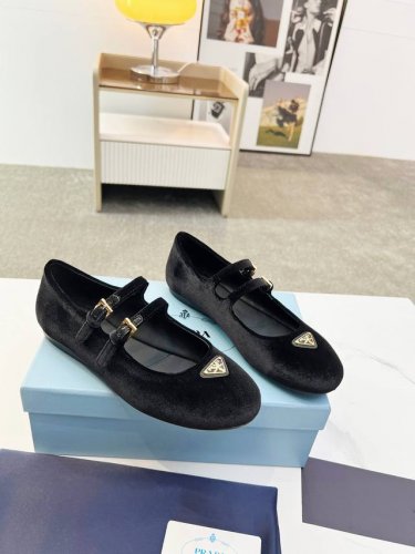 prada25年新款英伦风跳舞鞋 小皮鞋乐福鞋 复古时尚经典单品 巴黎时装周第一场分量十足的大秀场打造的新品 灵感由D主设计师巧妙结合在完美鞋型上.搭配品牌搭扣