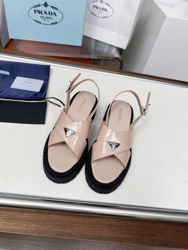 prada 普拉达 25Ss 春夏新款 凉鞋 简单的设计大概就是它最让人喜欢的点 不是烂大街的那种 很有自己的品牌个性 面料采用小牛皮 内里垫脚混种羊皮 跟高