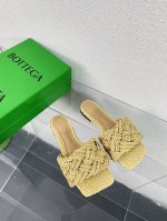 Bv 葆蝶家 平底 新色春夏 高跟手工针织大编织拖鞋 杏色 手工钩针系列 编织设计元素 堪称Bv家族设计基因 2Cm平底搭配注塑前掌真皮大底 走路稳 不累脚 鞋