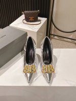 巴黎世家 Balencaga 新款漆皮Bb五金扣系列！这款鞋型是淑女尖头跟鞋上脚美爆又百搭 Ins爆款 原版购入开模，定制鞋面原版牛漆皮，私膜定制五金扣，所有的