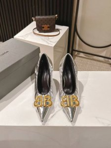 巴黎世家 Balencaga 新款漆皮Bb五金扣系列！这款鞋型是淑女尖头跟鞋上脚美爆又百搭 Ins爆款 原版购入开模，定制鞋面原版牛漆皮，私膜定制五金扣，所有的