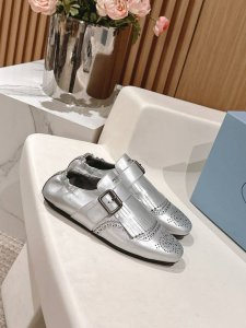 半拖 单鞋 男装10 PRADA普拉达春夏走秀款复古布洛克情侣款半拖单鞋走秀款 复古感时髦满满 随意百搭 时尚休闲 独到味道 人人都爱也轻松驾驭 每年都会爆.足