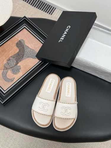 Chanel 25K新款双C链条拖鞋 这一季的蜜儿拖上脚太好看了 上脚巨显细长 灰常滴高级！ 鞋面牛皮 内里羊皮 Size:35-39 其他码数定做