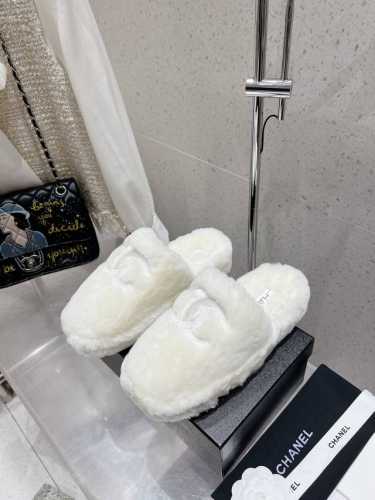 出厂 Chanel 香奈儿 新款毛毛拖鞋！ 这款毛拖真的是真太可爱了～ 柔软蓬松的毛毛，舒服暖脚 增高显腿长 秋冬搭配袜子休闲又慵懒 上脚真的好看又时髦 进口羊