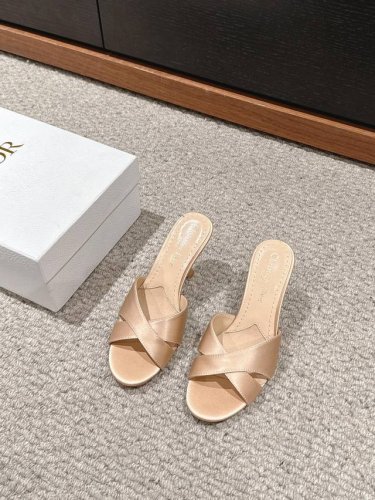 顶级品质 Dior Ss24 New Arrival～ D家2024春夏新品｜交叉凉拖鞋 兼具性感与脚翘，无法抗拒的优雅气质 露跟系列高跟鞋dior典范之作！精