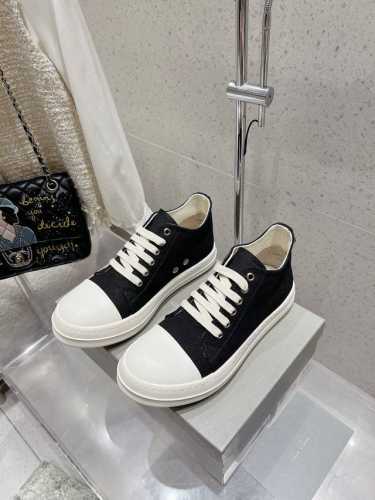 情侣款 Rick Owens 欧文斯绑带面包鞋 小面包可可爱爱又潮潮酷酷 真的是早春的时尚利器呢！穿搭适配度满分 轻松摆脱路人感 皮质也是软呼呼的，用料相当考究