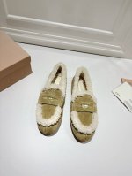 MiuMiu 缪缪 最新 金币扣 毛毛乐福鞋 Miu Miu全新系列以绒面皮革和羊皮毛重新演绎一直以来的经典鞋履，为其赋予崭新面貌 配送专柜精美包装 面料: 原