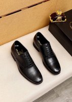 商品商标：Prada 普拉达 商务皮鞋 正码码数: 38-44 45订制 商品材料：精选 进口头层十字纹牛皮鞋面，进口水染牛皮内里。强烈立体视觉效果，原版大底