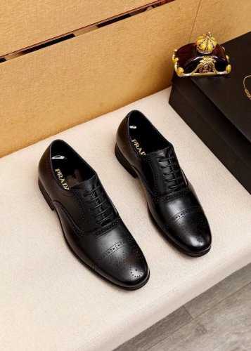 商品商标：Prada 普拉达 商务皮鞋 正码码数: 38-44 45订制 商品材料：精选 进口头层十字纹牛皮鞋面，进口水染牛皮内里。强烈立体视觉效果，原版大底