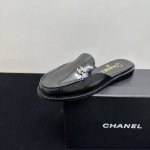 chanel小香风香奈儿穆勒鞋半拖鞋 时尚慵懒风密码 时尚精们看过来！香奈儿穆勒鞋，简约而不失格调。优质皮革打造，柔软舒适，质感上乘。标志性双C 装饰，低调奢华