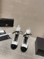 高版本 CHANEL｜小香24S秋冬新品 菱格拼色圆头厚底增高松紧马丁靴 超级好穿又百搭的款式 市面最高版 简约款更多的心思会花在面料和鞋型上 要做到秀气有线条