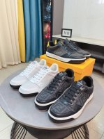 出厂价P Fendi 芬迪经典舒适男士，这款复杂的运动鞋是由柔软的小牛皮真皮内里原版超轻橡胶材质粗纹大底 这种独特的轻薄风格适合这个季节的随意而精致的感性，上脚