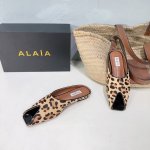 高品质出厂 ！小众潮牌 ALAIA 春夏最新鱼嘴五金扣简易平底拖鞋 足尖上的性感之资 精致的同时还具有时髦利落 摩登气场 鞋面采用进口头层牛皮 内里垫脚进口羊皮