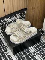 25Ss春夏新款Chanel小香魔术贴编织面沙滩凉拖鞋 夏日多巴胺混搭风格的单品继续彰显品牌的设计理念。这双凉鞋从体育界汲取丰富灵感，采用厚底和魔术粘带设计，彰