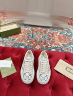 女 GUCCⅠ 2024年最新爆款运动鞋，这件亮眼吸睛的单品从网球世界中汲取创作灵感。这款运动鞋采用同色调米色和乌木色经典GG帆布制成，厚实鞋底和撞色织物滚边流