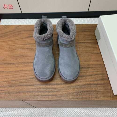 Brunell* Cucinell* 雪地靴。鞋面采用进口牛绒，牛皮。羊毛内里，上脚超舒适。 码数：35-41 40、41定制不退换 批：牛绒 。牛皮