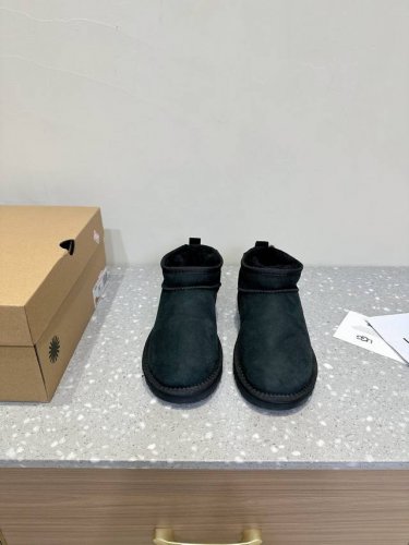 UGG 油叽叽 秋冬新款 毛毛鞋 棉鞋 真的是必须人手一双！慵懒随性的代表 穿搭上脚真的很高级 上脚包裹感超nice 很舒服，懒人必备，可以搭配衣柜里所有冬天的