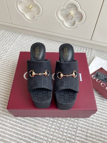 gucci古奇25Ss Gg马衔扣 松糕鞋厚底坡跟凉拖鞋 时尚是轮回 经典春夏走秀马衔扣 老花坡跟厚底拖鞋 Gucciancra大秀，回溯了贯穿古奇发展历程的一