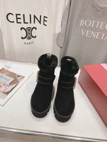 高版本出厂 Roger Vivier RV今年最美的雪地靴！秒杀市场版本，太懂女人心思了，侧钻扣的细节十分精致，水晶方扣饰扣羊毛边漆皮裸靴， 第一眼就爱上 亮亮