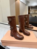 Miu Miu 2024 走秀款 马丁骑士靴 秋冬最美战靴鞋头大大翘翘是精髓。 妥妥断货节奏每一双都是独一无二不对寸的拉丝做旧复古效果 ，酷飒酷飒的延续了爆款