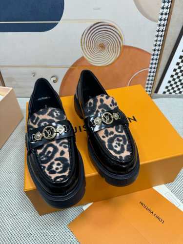 P480 代购级Louis Vuitton 春夏Lv 路易威登新款复古厚底鞋系列 乐福鞋 可爱十足非常减龄，完全不害怕显腿短，穿上后显得腿又瘦又直，超级推荐！