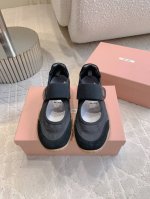 出厂价p Miu 新款玛丽珍休闲鞋 上脚太好看啦 闭眼入 各种穿搭都能驾驭 百搭又舒适 一年四季都能搭配 鞋面牛皮拼接尼龙布 垫脚透气网面 原版开模大底 尺码3
