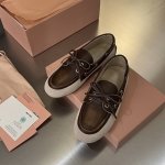 2025 Miumiu 春夏织物与牛皮革擦色复古乐福鞋 春夏穿搭必备单品 鞋面采用定制复古擦色头层牛皮上复古的做旧擦色工艺 使整双鞋都透露着随性和洒脱 鞋面采用
