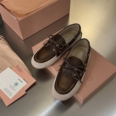 2025 Miumiu 春夏织物与牛皮革擦色复古乐福鞋 春夏穿搭必备单品 鞋面采用定制复古擦色头层牛皮上复古的做旧擦色工艺 使整双鞋都透露着随性和洒脱 鞋面采用