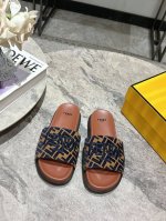 Fendi 芬迪情侣款走秀主推拖鞋系列，新品上线，芬具桌脚设计灵感改创于今年秀场的主推系列鞋履 当季新品拖鞋，众所周知，鞋子永远设计为高级感满满的，高端大气上档