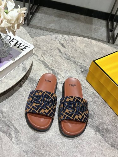 Fendi 芬迪情侣款走秀主推拖鞋系列，新品上线，芬具桌脚设计灵感改创于今年秀场的主推系列鞋履 当季新品拖鞋，众所周知，鞋子永远设计为高级感满满的，高端大气上档