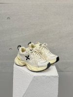 出厂价p Smfk早春新款复古风跑鞋 ,Smfk 终于跟上潮流也出跑鞋了,鞋体以轻化为材料设计基础，鞋身采用了多种材质网布,配合海绵带来尽可能的自然通风和散热,
