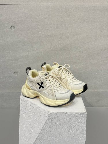 出厂价p Smfk早春新款复古风跑鞋 ,Smfk 终于跟上潮流也出跑鞋了,鞋体以轻化为材料设计基础，鞋身采用了多种材质网布,配合海绵带来尽可能的自然通风和散热,