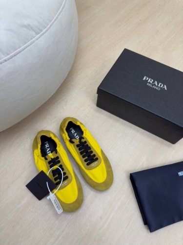 爆款潮流运动鞋 11色全网最齐色 Prada 黄色 平底设计 简约设计 搭配三角标 Logo 的设计和简约的线条 很有格调 简单纯粹得色调 原版开模 舒适炸街